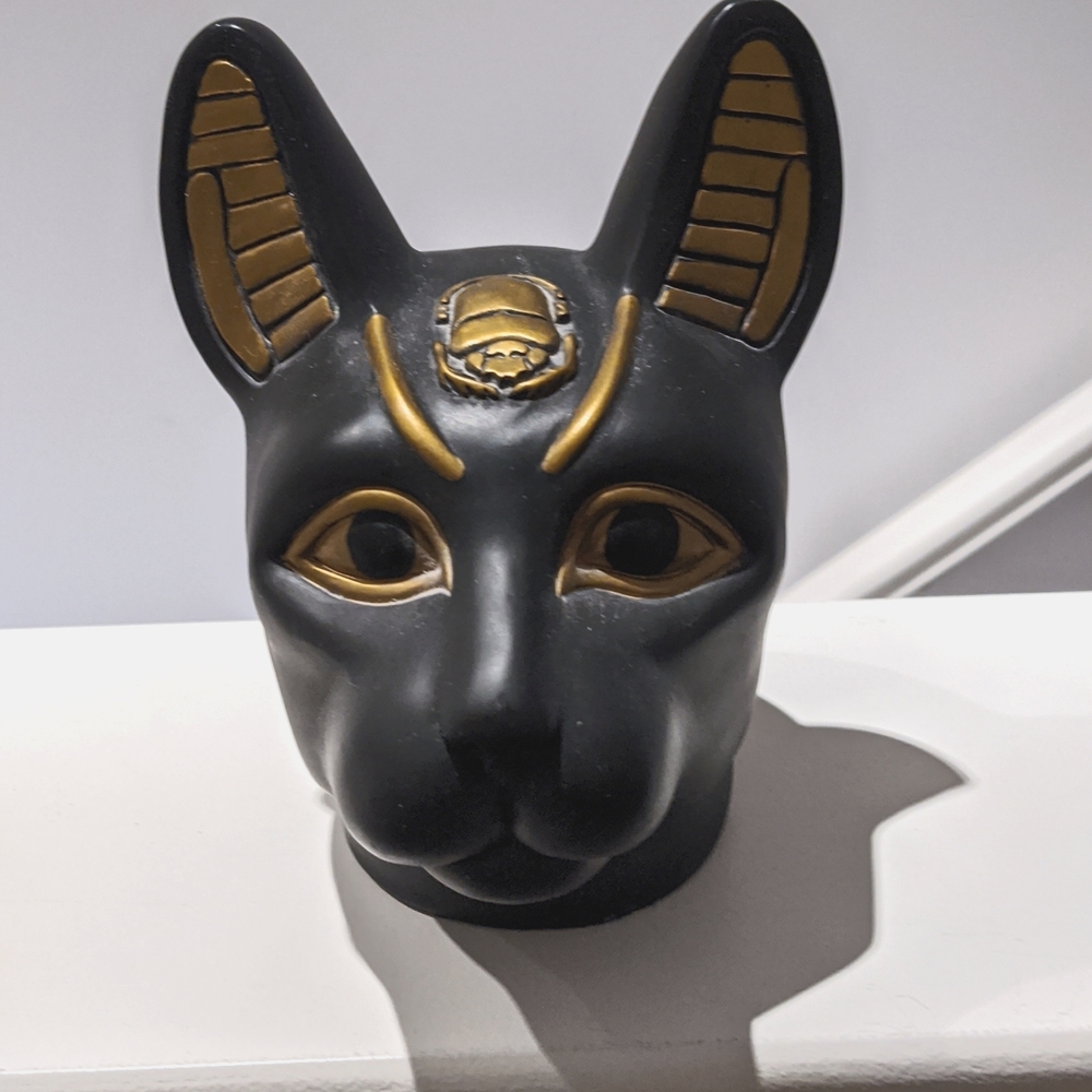 Euc: Egyptian cat statue